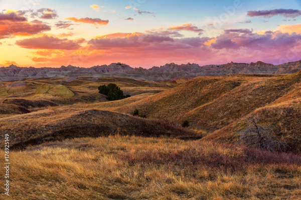Fototapeta Słońce zachodzi nad Złotymi Parkiem Narodowym Badlands w Południowej Dakocie