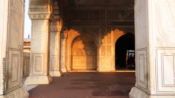 Obraz Corridor and pillars of Agra Fort (Qila Agra), Agra, Uttar Pradesh, India | UNESCO World Heritage Site