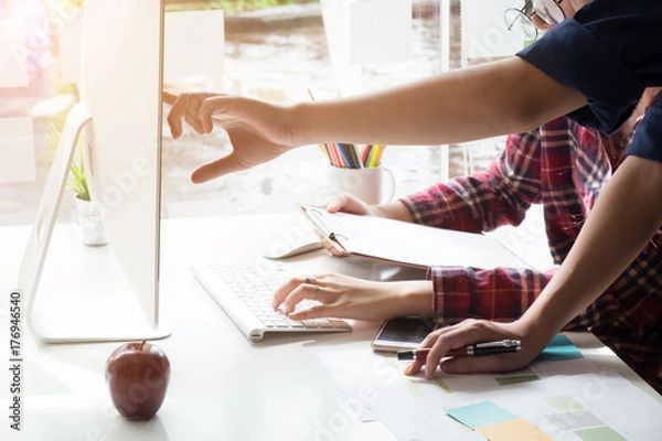 Obraz business analysis data  in computer with talking about static data.