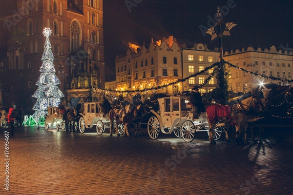 Obraz Kraków, Polska - 22 grudnia 2016: Coroczny Jarmark Bożonarodzeniowy na Rynku Głównym (Rynek Główny). Targ rozpoczyna się w ostatnim tygodniu listopada i trwa do 26 grudnia.