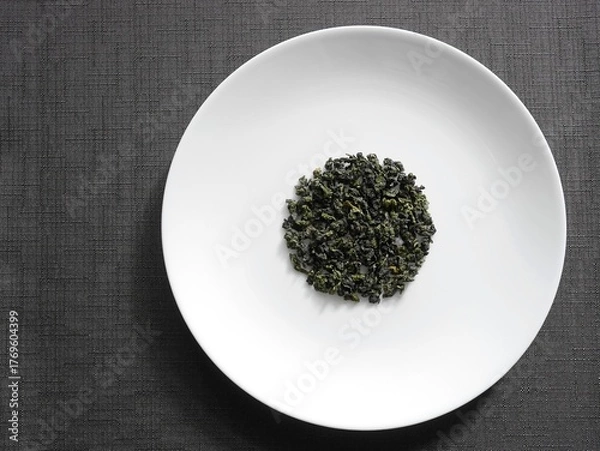 Obraz 中国茶の鉄観音茶（清香型）の茶葉と白い皿