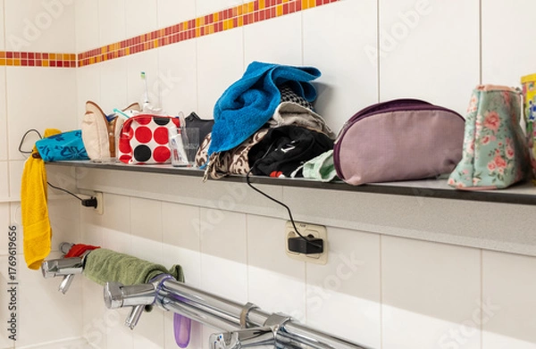 Obraz Waschraum und Sanitäranlagen auf einem Campingplatz mit Handtüchern und Zahnbürsten 