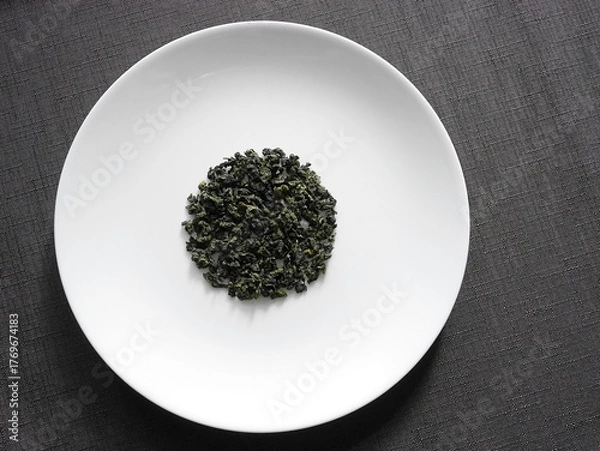 Obraz 中国茶の清香型鉄観音茶の茶葉と白い皿