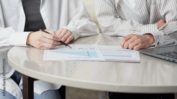 Obraz 保険を検討するアジア人カップル