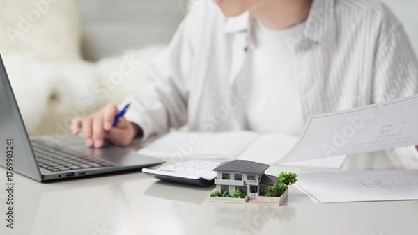 Obraz 不動産を検討するアジア人男性