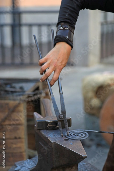 Fototapeta mano de mujer herrera forjadora en la fragua forja trabajando 4M0A8522-as25
