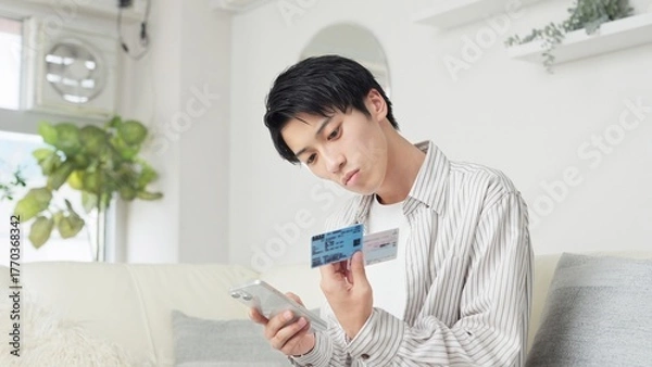 Obraz マイナ保険証を設定するアジア人男性