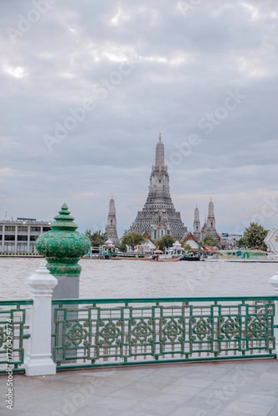 Obraz Wat Arun at cloudy sunset