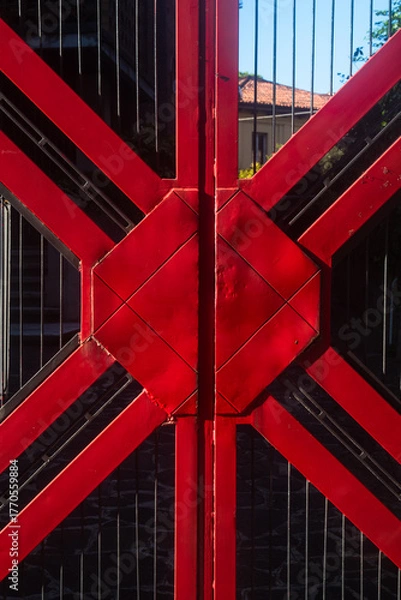 Fototapeta Dettaglio di un cancello metallico dipinto di rosso