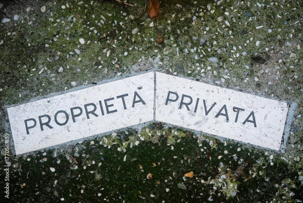 Fototapeta La scritta proprietà privata sul pavimento del cortile di un ristorante abbandonato