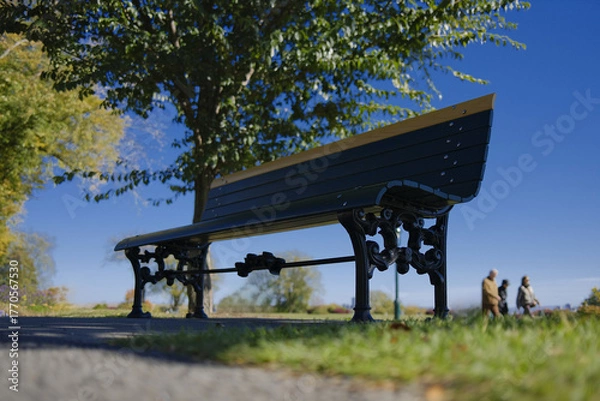 Fototapeta Banc dans le parc par une journée ensoleillée, faible profondeur de champ, ville de Québec, Canada.
