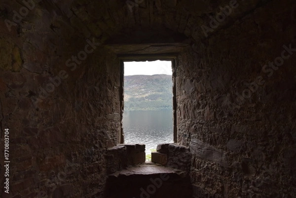 Obraz Vue sur le Loch Ness depuis une fenêtre du château d'Urquhart, en Écosse.