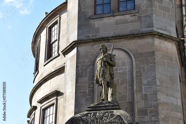 Obraz Statue en pierre de William Wallace, sur le porche de l'Athenaeum, à Stirling, en Écosse.