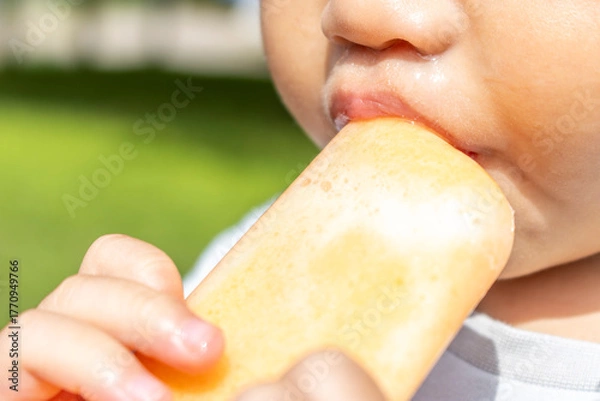 Obraz アイスを食べている男の子の口元（日本人、2歳、屋外）