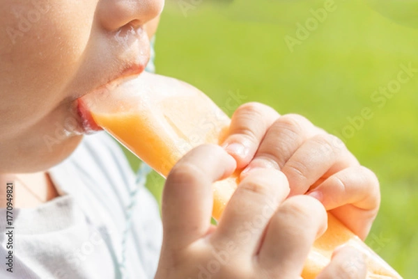 Obraz アイスを食べている男の子の口元（日本人、2歳、屋外）