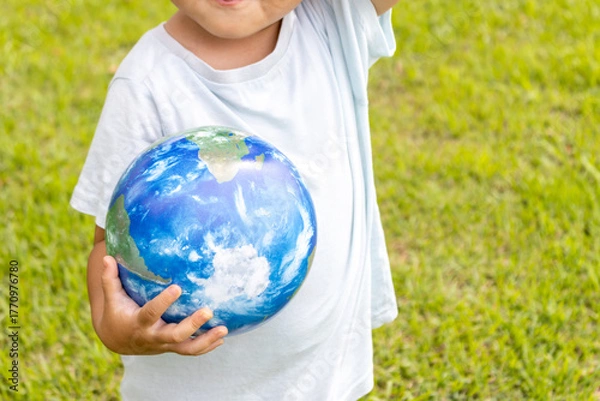 Obraz 地球儀を持って草原で立っている男の子（2歳、日本人、顔無し）