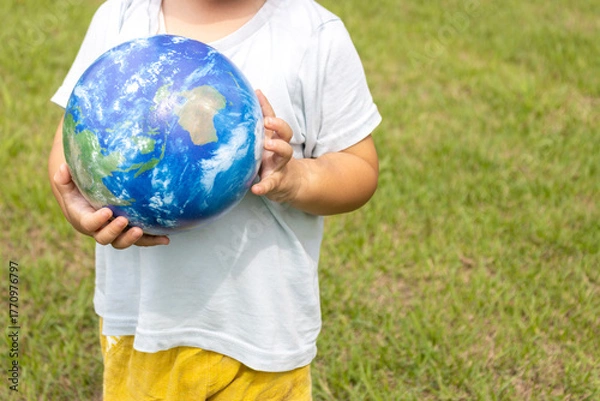 Obraz 地球儀を持って草原で立っている男の子（2歳、日本人、顔無し）