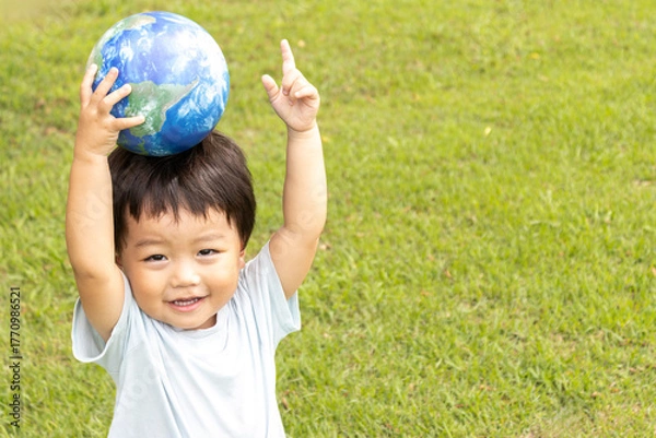 Obraz 地球儀を持って草原で立っている男の子（2歳、日本人、笑顔）