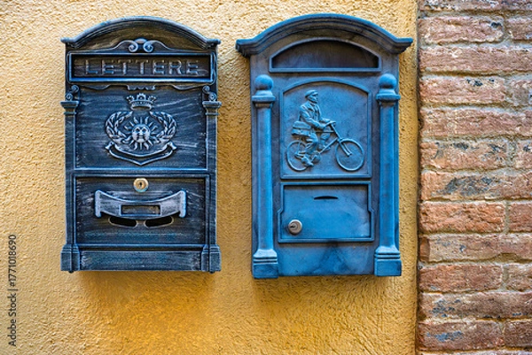 Obraz 2025-10-10 TWO BLUE OLD STYLE MAILBOXES MOUNTED ON A STUCCO WALL WITH BRICK IN ITALY