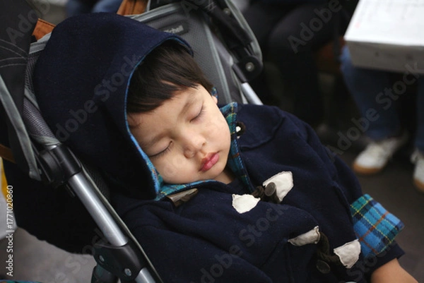 Obraz ベビーカーでぐっすりと眠っているアジアの日本人の赤ちゃん お出かけ