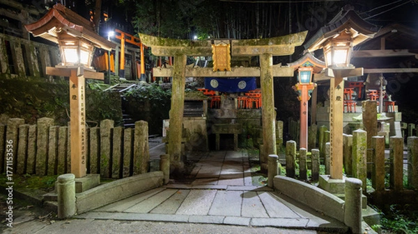 Fototapeta The beautiful Fushimi Inari Taisha temple and red torii in Kyoto, Japan on september 29th 2025
