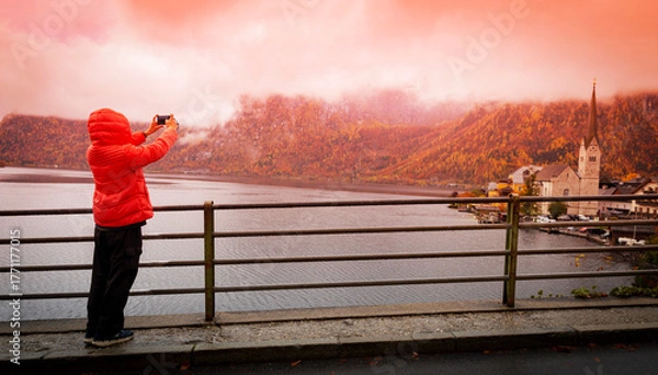 Fototapeta Tourist Photographing the Autumn View of Hallstatt
