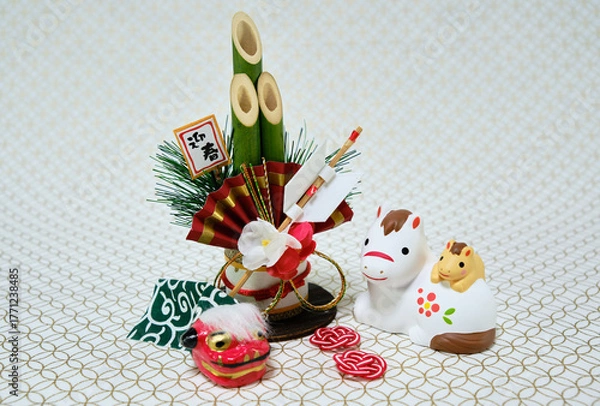 Obraz 可愛い馬の置物と七宝柄の背景の年賀状素材