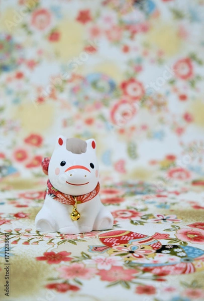 Fototapeta 可愛い馬の置物と和柄の背景の年賀状素材