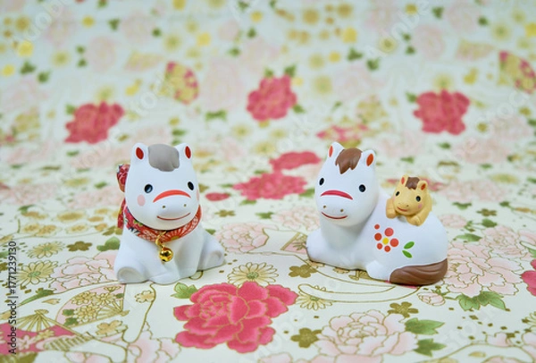 Fototapeta 可愛い馬の置物と和柄の背景の年賀状素材