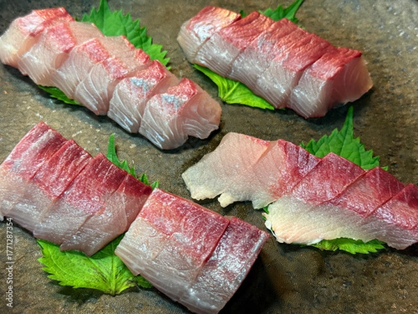 Fototapeta 脂ののったブリの刺身と大葉の盛り付け
