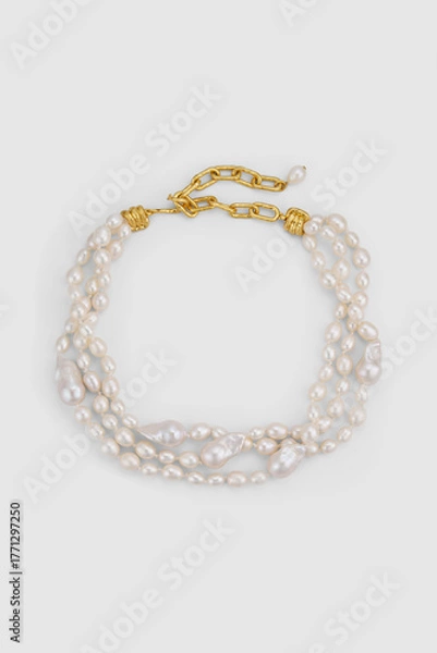 Obraz Elegant baroque pearl necklace with gold chain on light background