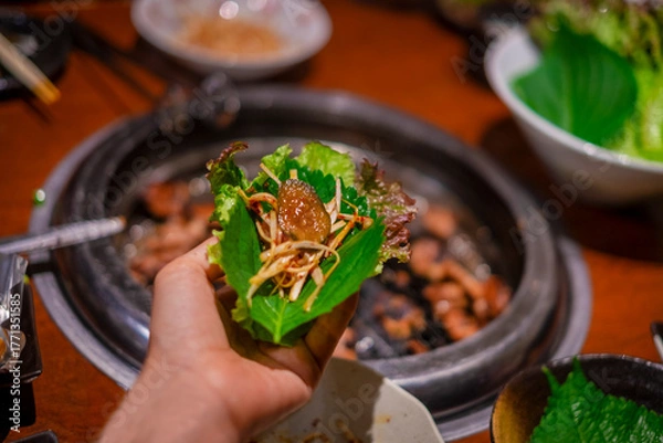 Obraz サムギョプサルを食べる_エゴマで包む