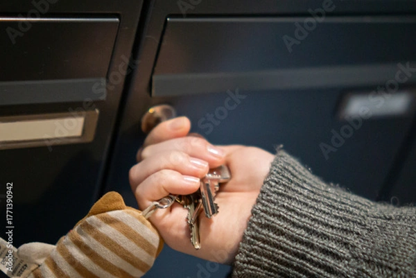 Obraz Hand opening mailbox with keys
