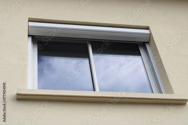 Fototapeta Volet roulant blanc automatique de fenêtre