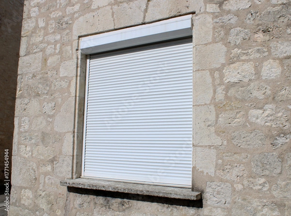 Fototapeta Volet roulant blanc automatique de fenêtre