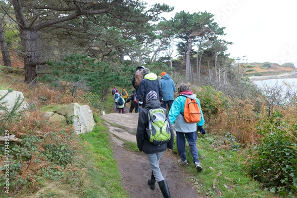 Fototapeta Groupe de randonneurs sur un sentier côtier en Bretagne