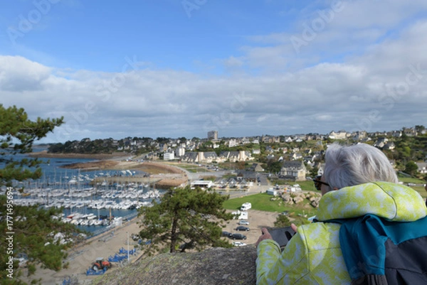 Fototapeta Groupe de randonneurs sur un sentier côtier en Bretagne