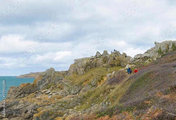Fototapeta Groupe de randonneurs sur un sentier côtier en Bretagne