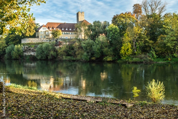 Fototapeta Panoramaansicht der Rathausburg mit Reflexion in Lauffen am Neckar mit salierzeitlichem Wohnturm.