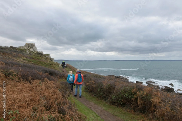 Fototapeta Groupe de randonneurs sur un sentier côtier en Bretagne
