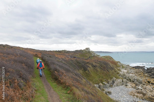 Fototapeta Groupe de randonneurs sur un sentier côtier en Bretagne