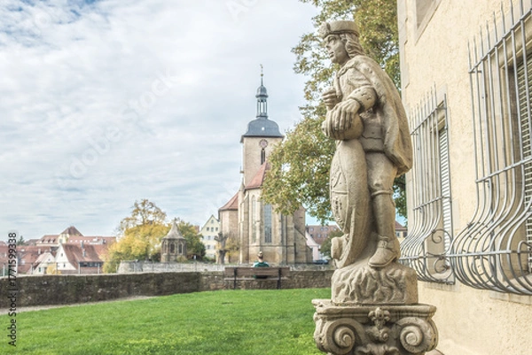 Fototapeta Skulptur Lauffener Männle an der Rathausburg vor der Regiswindiskirche in Lauffen am Neckar