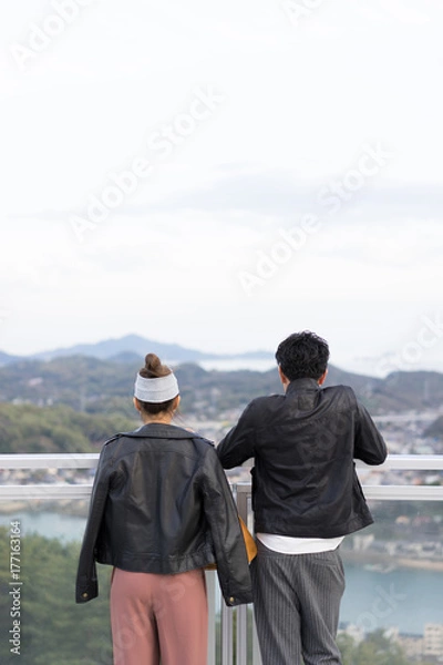 Obraz 景色を眺めるカップル（日本・広島・尾道）