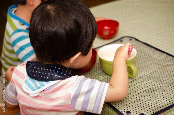 Fototapeta 食事中の子供
