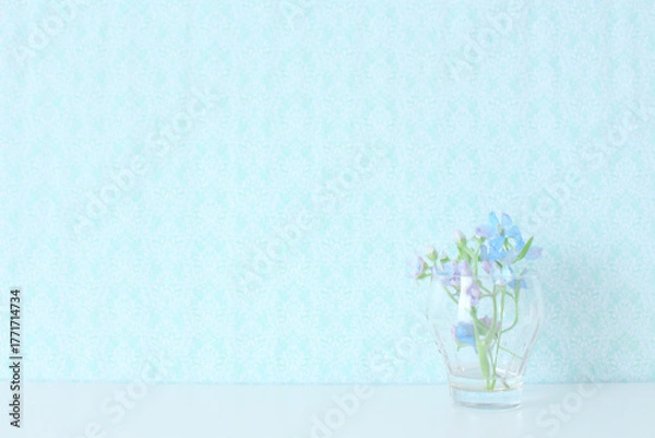 Fototapeta 花瓶に入った青い花