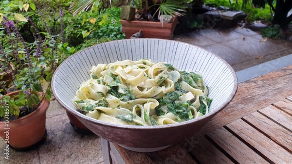 Fototapeta nudeln mit spinat