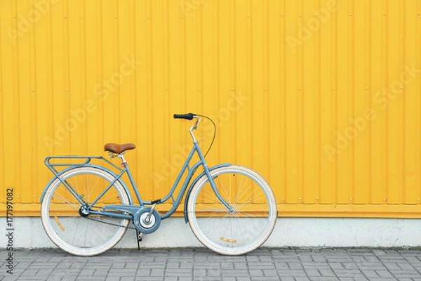 Fototapeta Retro rower w pobliżu żółtej ściany na zewnątrz