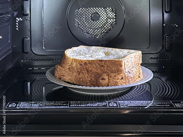 Fototapeta 電子レンジの中の食パン