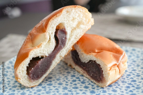 Obraz お皿にのせた半分に切ったあんぱんの静かな朝