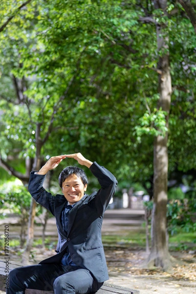 Fototapeta ベンチで丸ポーズ、合意を伝えるビジネスマン